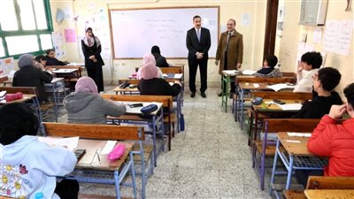 استبعاد ملاحظ ورئيس لجنة وضبط موبايل مع طالب وطالبة..محافظ المنوفية يتلقى تقريرًا عن سير امتحانات الإعدادية 