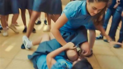 كلاكيت تاني مرة.. طالبة تعتدي على زميلتها بـ«قطعة زجاج» أمام مدرسة سرايا القبة