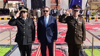 محافظ المنوفية ومدير الأمن يضعان إكليلًا من الزهور علي النصب التذكاري لشهداء الشرطة بمعسكر قوات الأمن