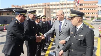 محافظ القليوبية يضع إكليل من الزهور على النصب التذكاري للشهداء 