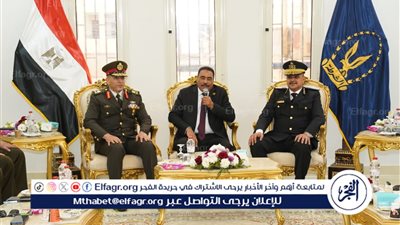 اللواء خالد شعيب يضع الزهور على النصب التذكاري لشهداء الشرطة بمطروح