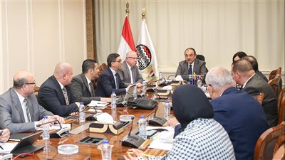 وزير قطاع الأعمال يستعرض مستجدات الموقف التنفيذي للمجمع الصناعي الجديد بشركة 