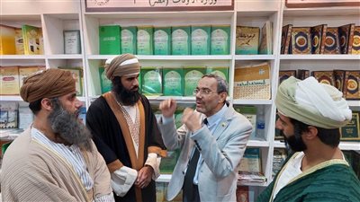 وفد من وزارة الثقافة العمانية يزور جناح 