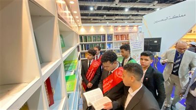 طلاب تعليم القاهرة يزورون جناح المجلس الأعلى للشئون الإسلامية بمعرض الكتاب