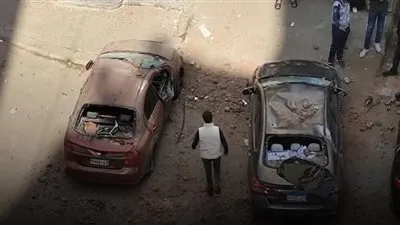 سقوط أجزاء من عمارة سكنية على سيارات ببنها دون خسائر بشرية