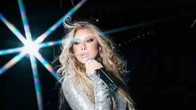 بإطلالة فضية لامعة.. نجوى كرم تبهر جمهورها في حفل العاصمة العمانية مسقط