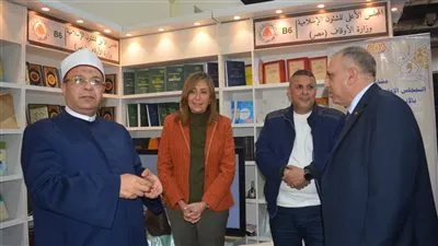 وزيرة الثقافة السابقة، تزور جناح المجلس الأعلى للشئون الإسلامية بمعرض الكتاب
