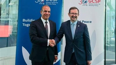 وزير الخارجية والهجرة يلتقي المدير التنفيذي لمركز جنيف للسياسة الأمنية