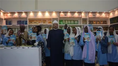 جناح المجلس الأعلى للشئون الإسلامي بمعرض الكتاب يستقبل طلاب مدرسة الجودة 