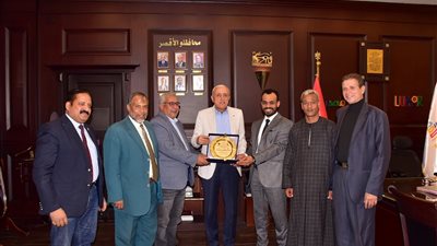 صور.. محافظ الأقصر يلتقى وفد شباب قرية المريس لعرض مطالبهم