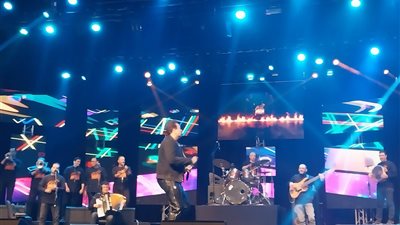 بالصور.. حكيم يشعل مسرح البالون ويرفع شعار كامل العدد 