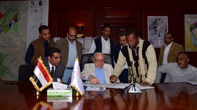 محافظ الأقصر يناقش الاستفادة من الغابة الشجرية بالحبيل