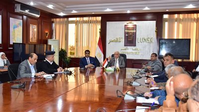 محافظ الأقصر يبحث خطة استعدادات شهر رمضان لتوفير السلع للمواطنين