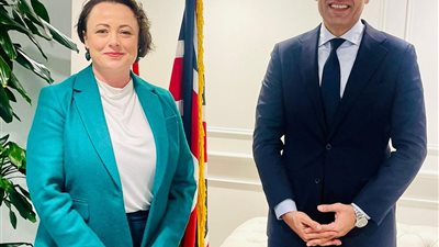 كاثرين مكينيل تشيد بجهود وزير التعليم في التغلب على الكثافات الطلابية والعجز في المعلمين