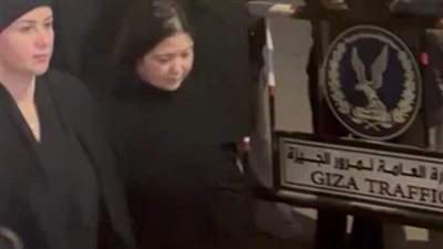 مي نور الشريف وشقيقتها يقدمان واجب العزاء في شقيق مصطفى شعبان