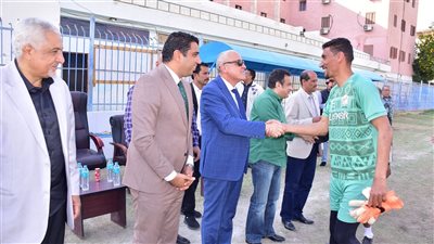 محافظ الأقصر يدعم لاعبى فريق كرة القدم لنادى الأقصر الرياضى للتأهل للدورى الممتاز