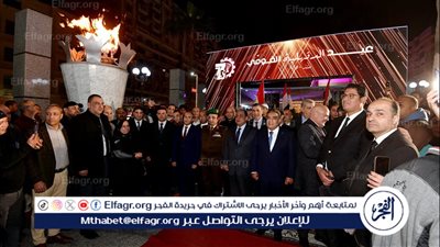 وكيل وزارة الشباب والرياضة تسلم محافظ الدقهلية الشعلة إيذانًا ببدء إحتفالات الدقهلية بعيدها القومى