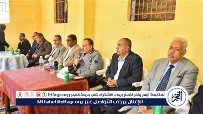 محافظ أسيوط يلتقي أهالي بني عديات ويخصص قطعتي أرض لإقامة مدرسة وسوق للقرية