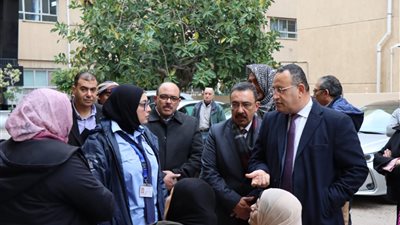 رئيس جامعة الإسكندرية يتفقد الحرم الجامعي مع بدء الفصل الدراسي الثاني 