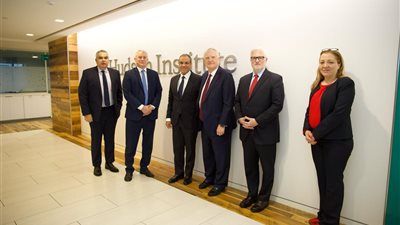 وزير الخارجية والهجرة يلتقي قيادات وكبار الباحثين في معهد 