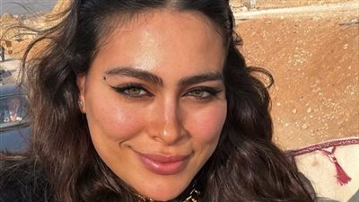 بعيون الصقر.. أحدث ظهور لـ هاجر أحمد من أمام الأهرامات