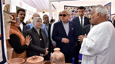 صور.. محافظ الأقصر يفتتح معرض «ديارنا» للحرف اليدوية والتراثية