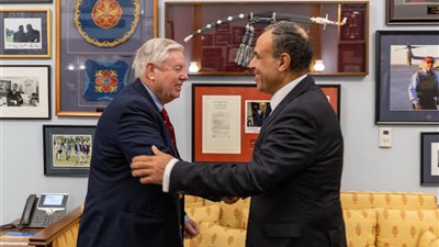 وزير الخارجية والهجرة يلتقي السناتور 