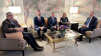 وزير الخارجية والهجرة يلتقي نائب رئيس مؤسسة 