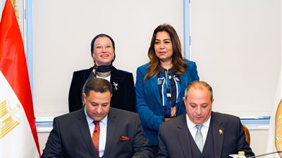 توقيع عقد خدمات الجمع ونقل المخلفات ونظافة الشوارع بين محافظة بورسعيد والشركة البريطانية للنظافة