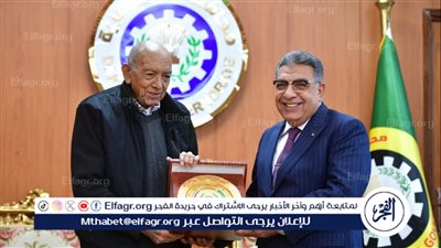 محافظ الدقهلية يستقبل الدكتور محمد غنيم ويهديه درع المحافظة تقديرا لدوره في مجال زراعة الكلى