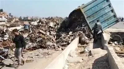 انقلاب سيارة مليئة بالخردة على الطريق الاقليمي بالمنوفية