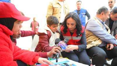 وزيرة التضامن الاجتماعي تستقبل مصابي غزة بالورود في معبر رفح وتتفقد المساعدات الإغاثية