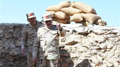 رئيس أركان حرب القوات المسلحة يتفقد إجراءات التأمين على الإتجاه الإستراتيجى الغربى
