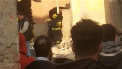 فريق من النيابة يعاين موقع عقار كرداسة المنهار