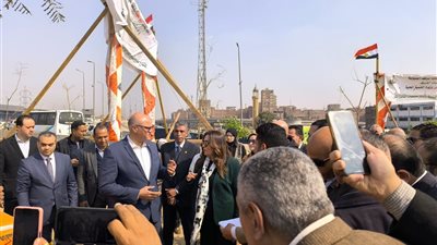 وزيرة التنمية المحلية ومحافظ القليوبية يدشنان مشروع تشجير الطريق الدائري