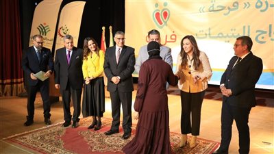 محافظ الجيزة يسلم منح مالية لــ66 فتاة من اليتيمات المقبلات على الزواج