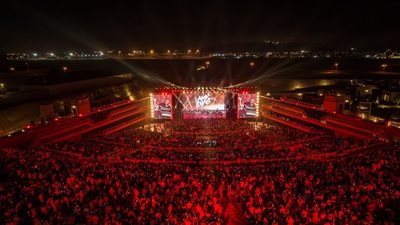 عمرو دياب يحيي حفلا غنائيا على مسرح الدانة في ليلة موسيقية استثنائية