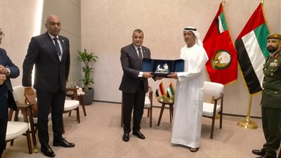 وزير الدولة للإنتاج الحربى يلتقى وزير الدولة لشؤون الدفاع الإماراتى ويواصل تفقد أجنحة معرض (IDEX 2025)