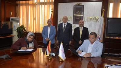 محافظ الأقصر يشهد توقيع عقود إيجار المجمعات الصناعية الحرفية بقرية السلام بأرمنت