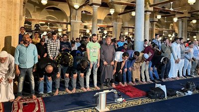 مواعيد صلاة التراويح في رمضان 2025.. كم عدد ركعاتها وكيف تصلي في المساجد؟