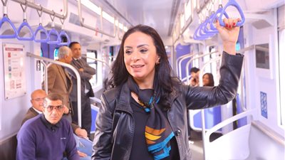 وزيرة التضامن الاجتماعي تستقل القطار الكهربائي إلى مقر الوزارة بالعاصمة الإدارية الجديدة