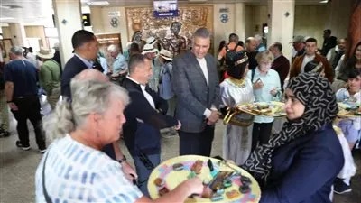 محافظ أسوان يستقبل ضيوف مهرجان تعامد الشمس بمطار أبو سمبل الدولى