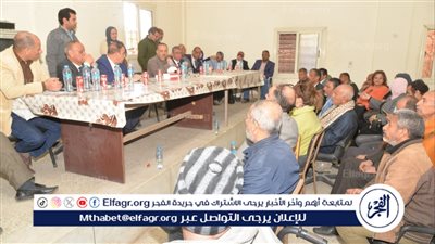 محافظ أسيوط يلتقي المواطنين بقرية ريفا ويسلم 4 مشروعات صغيرة لسيدات أولى بالرعاية