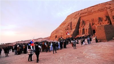 بحضور أكثر من 4 ألاف سائح وزائر.. الغيوم تحجب الشمس على وجه الملك رمسيس الثانى