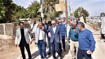  محافظ الأقصر يتفقد أعمال الرصف بمدخل وادي الملكات بالقرنة..وسير العمل بمشروع موقف السيارات 