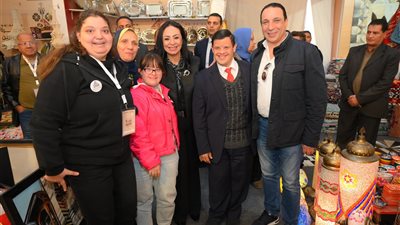 وزيرة التضامن تتفقد معرض 