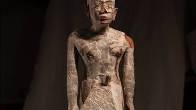 ننشر تقرير ترميم آثار سقارة لتمثال الدكتور زاهي حواس