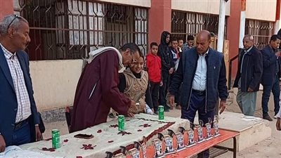 رئيس مجلس أمناء تعليم الأقصر يكرم الطلاب المتفوقين بمدرسة العضايمة الابتدائية الحديثة