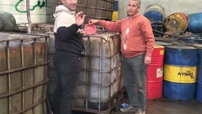 ضبط 45 ألف لتر زيوت سيارات مستعملة داخل مخزن يُدار دون ترخيص في بلبيس 