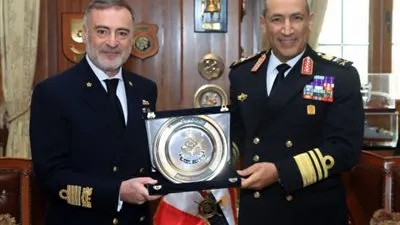 قائد القوات البحرية يلتقى قائد القوات البحرية الإيطالية‎